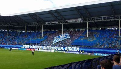Die Osttribüne im Carl-Benz-Stadion (Bild: Cryptorebel/Wikipedia/CCBYSA)