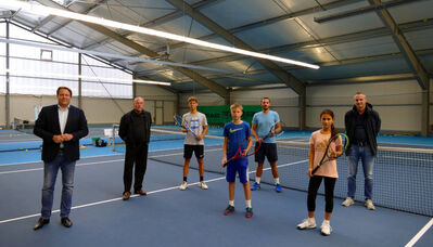 Dr. Boris Weirauch, Prof. Dr. Peter Schrott, SportlerInnen der Tennisabteilung, Marco Hundt (vlnr)