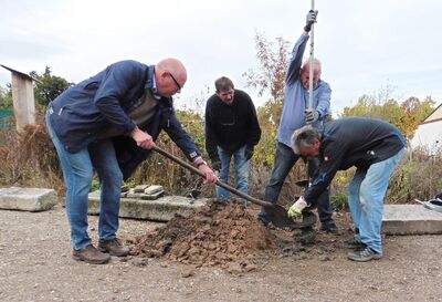 Der Gemeinderatskandidat Dr. Boll packt beim Bau der Pumpe mit an