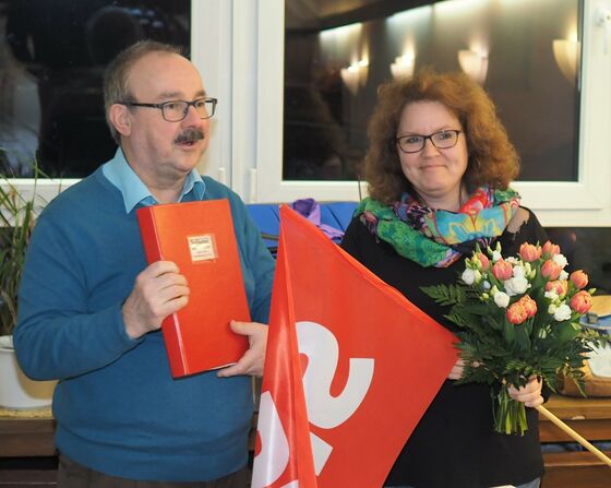 Stabsübergabe mit SPD-Fahne und roter Akte.
