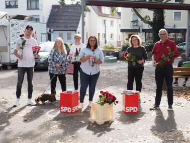 Isabel Catemartori (Mitte) mit Mitgliedern des SPD Ortsvereins Bild: SPD - S. Mertens